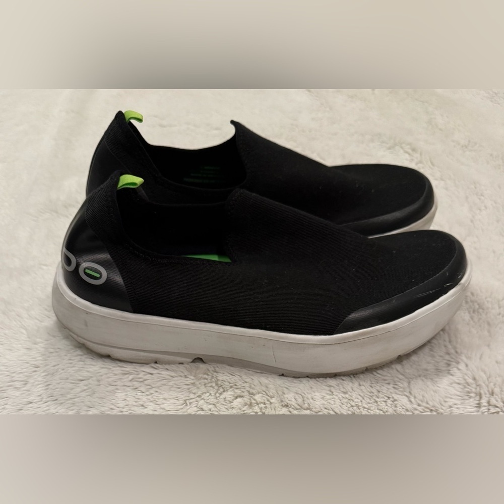**OOFOS OOmg eeZee Low-Top Recovery Shoes – Women’s Size 9**